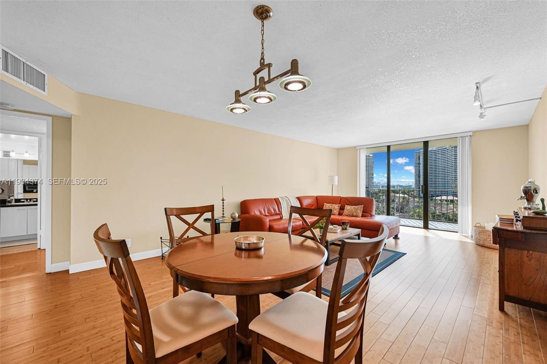 待售: $249,900 (1 贝兹, 1 浴室, 918 平方英尺)