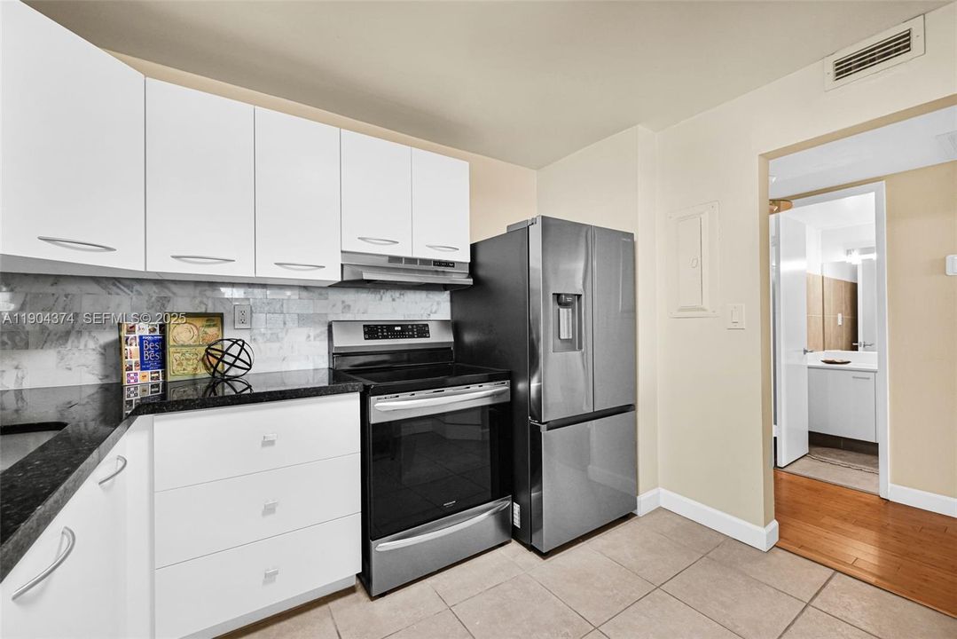 待售: $249,900 (1 贝兹, 1 浴室, 918 平方英尺)