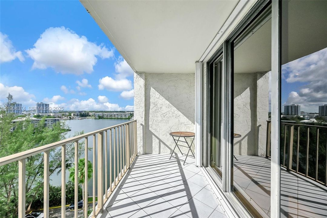 待售: $249,900 (1 贝兹, 1 浴室, 918 平方英尺)