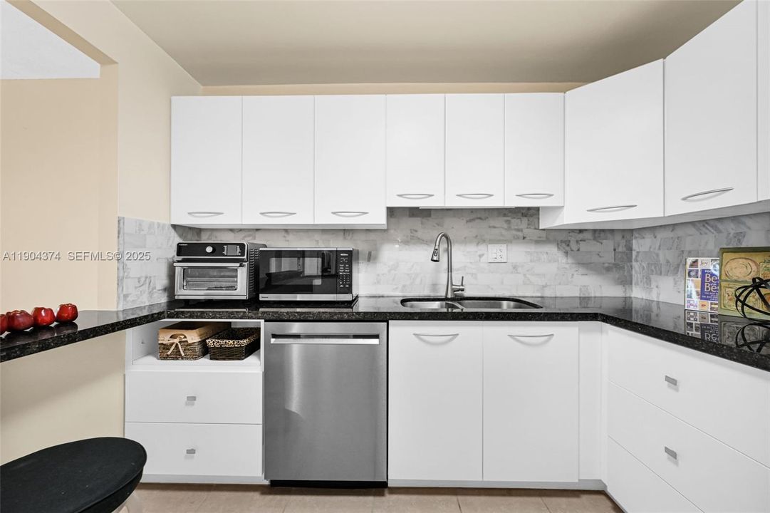 待售: $249,900 (1 贝兹, 1 浴室, 918 平方英尺)