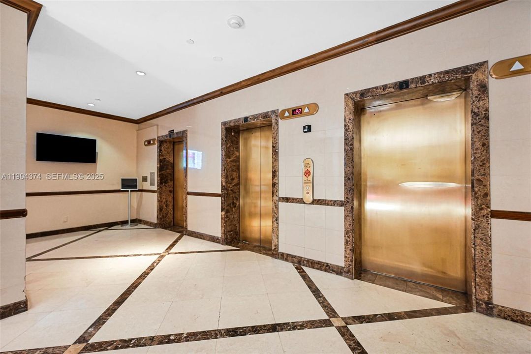 待售: $249,900 (1 贝兹, 1 浴室, 918 平方英尺)