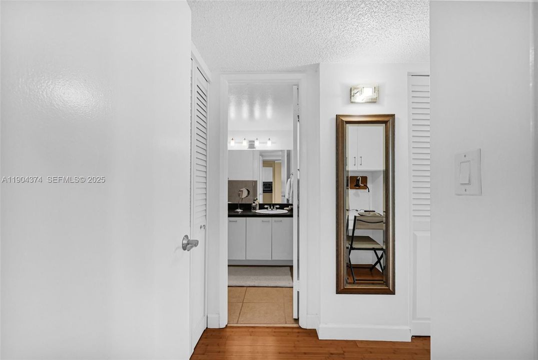 待售: $249,900 (1 贝兹, 1 浴室, 918 平方英尺)