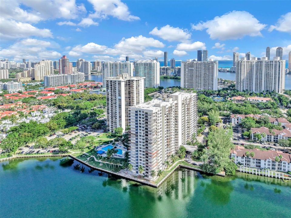 待售: $249,900 (1 贝兹, 1 浴室, 918 平方英尺)