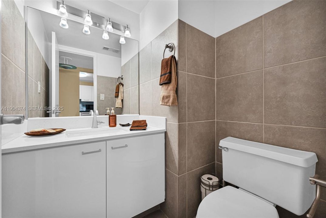 待售: $249,900 (1 贝兹, 1 浴室, 918 平方英尺)