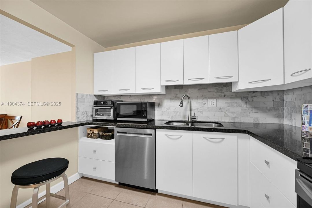 待售: $249,900 (1 贝兹, 1 浴室, 918 平方英尺)