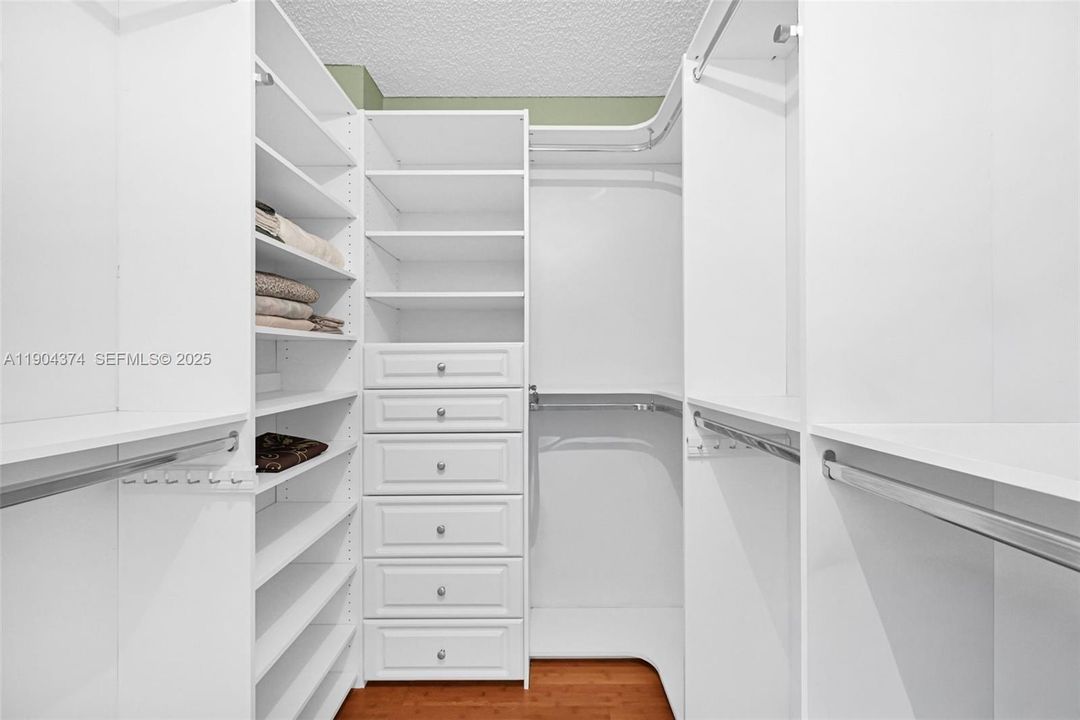 待售: $249,900 (1 贝兹, 1 浴室, 918 平方英尺)