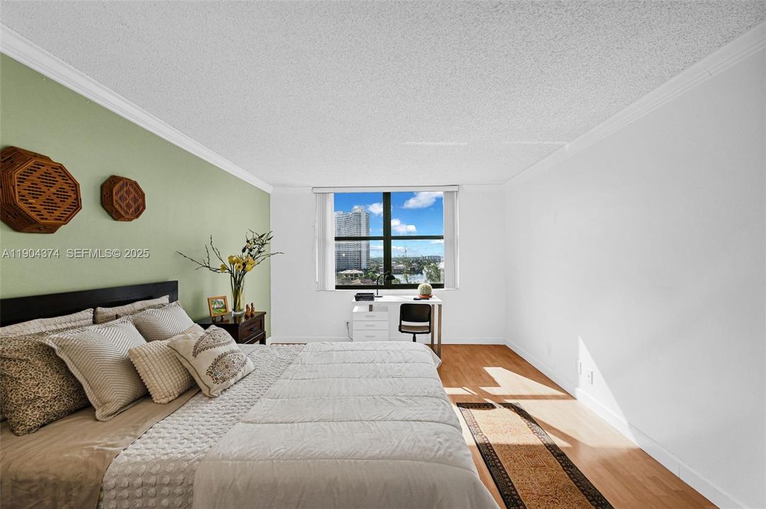 待售: $249,900 (1 贝兹, 1 浴室, 918 平方英尺)