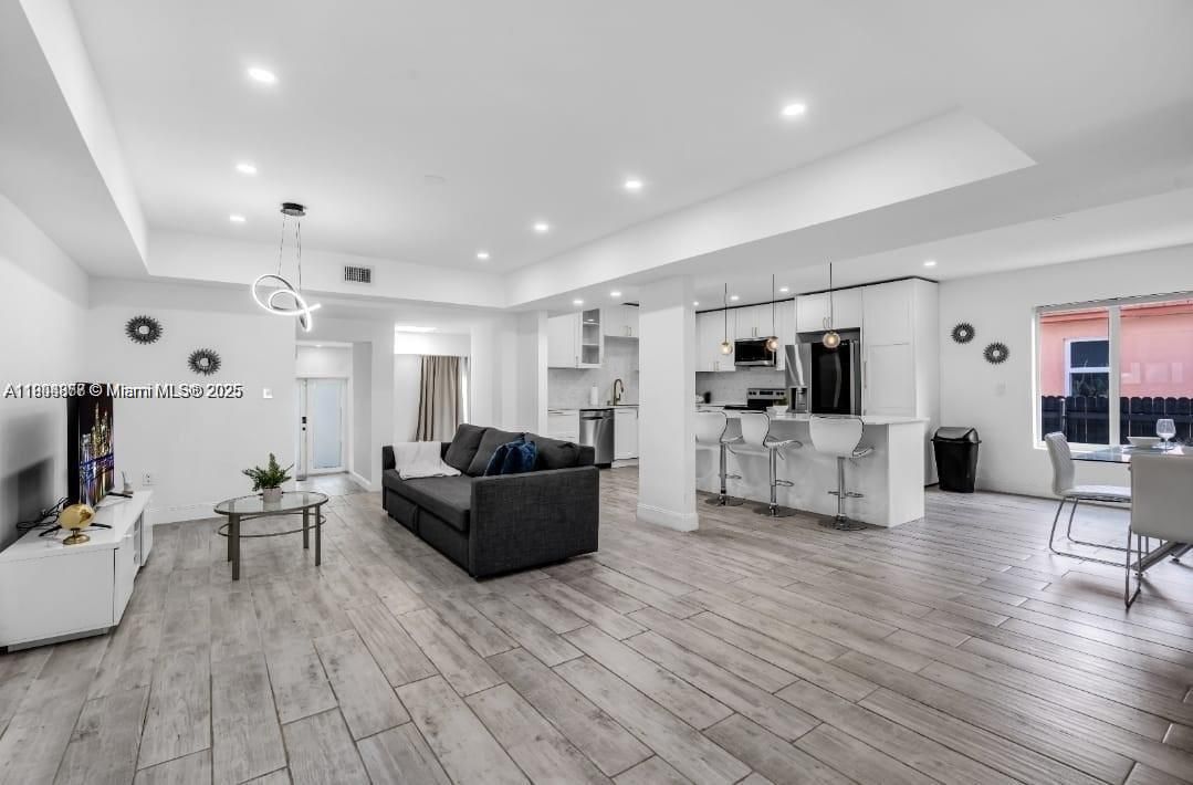 For Rent: $1,938 (5 beds, 3 baths, 2465 Square Feet)