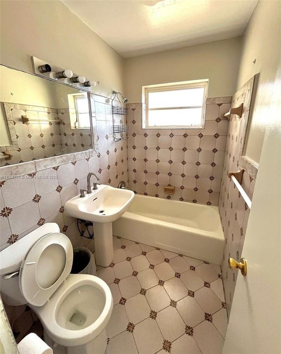 В аренду: $900 (1 спален, 1 ванн, 2445 Квадратных фут)