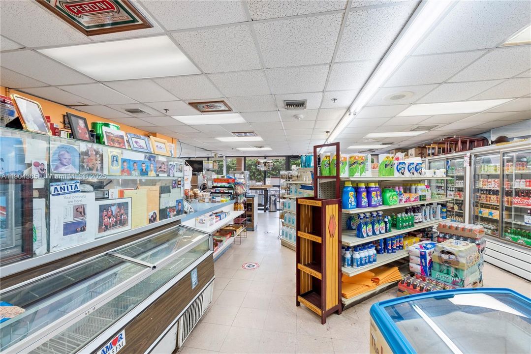 Convenience store/bistro