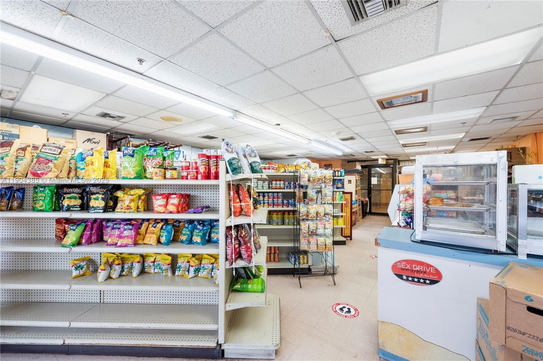 For Rent: $3,100 (1 beds, 1 baths, 848 Square Feet)