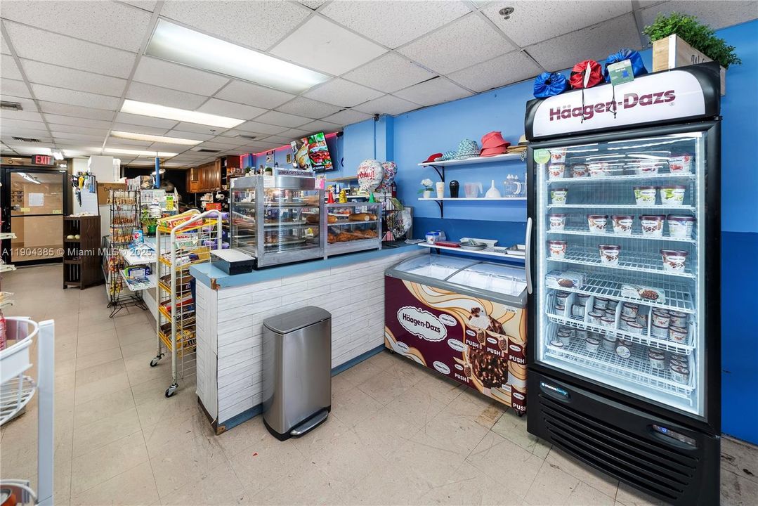 For Rent: $3,100 (1 beds, 1 baths, 848 Square Feet)