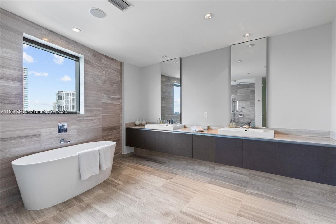 For Sale: $3,500,000 (4 beds, 6 baths, 3801 Square Feet)