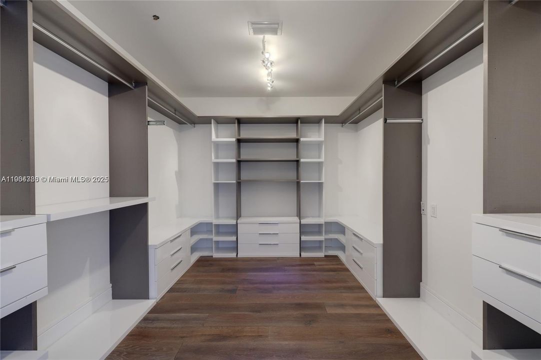 For Sale: $3,500,000 (4 beds, 6 baths, 3801 Square Feet)