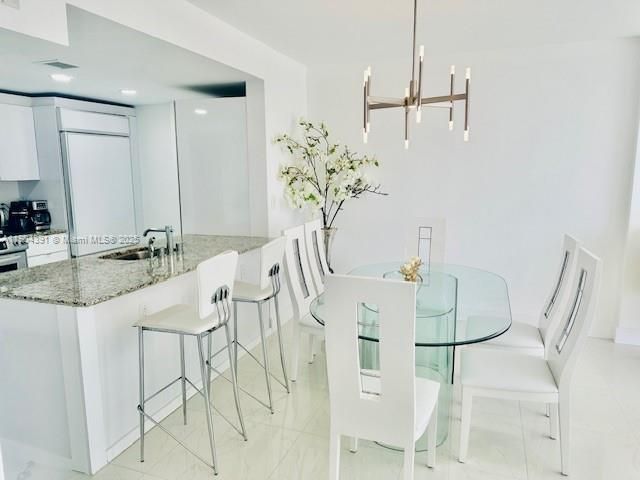 出租: $5,000 (1 贝兹, 1 浴室, 896 平方英尺)