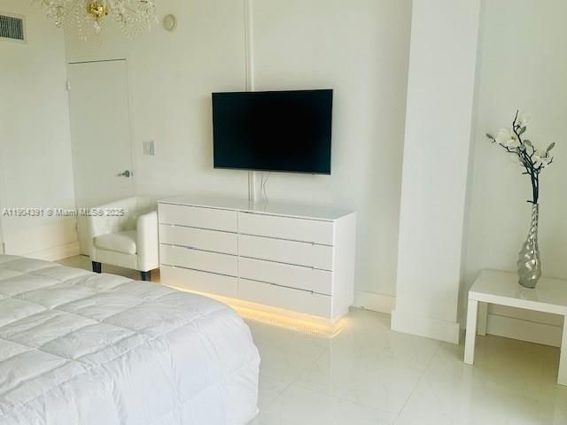 出租: $5,000 (1 贝兹, 1 浴室, 896 平方英尺)