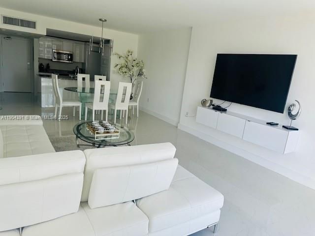 出租: $5,000 (1 贝兹, 1 浴室, 896 平方英尺)