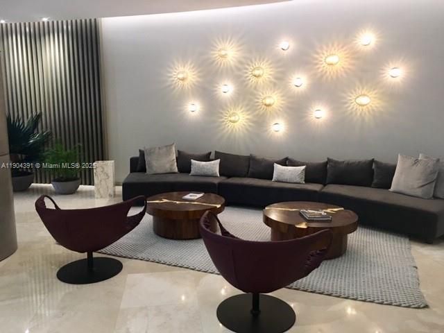 出租: $5,000 (1 贝兹, 1 浴室, 896 平方英尺)