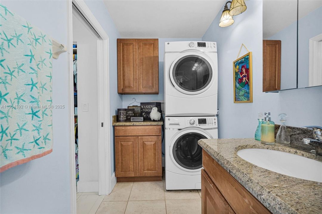 For Sale: $774,900 (4 beds, 3 baths, 2432 Square Feet)