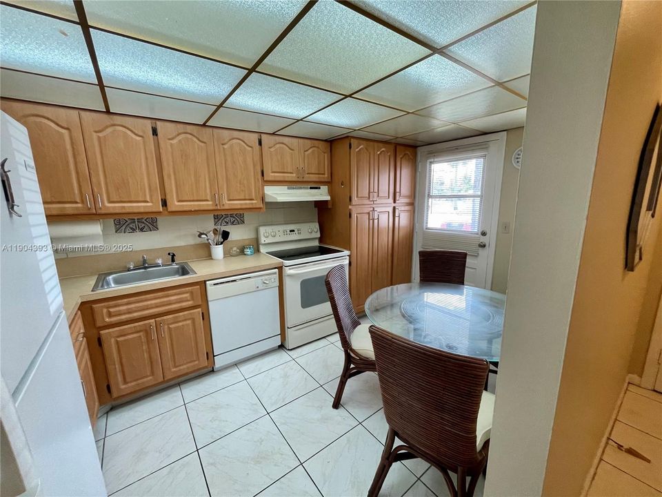 For Rent: $1,800 (2 beds, 2 baths, 1021 Square Feet)