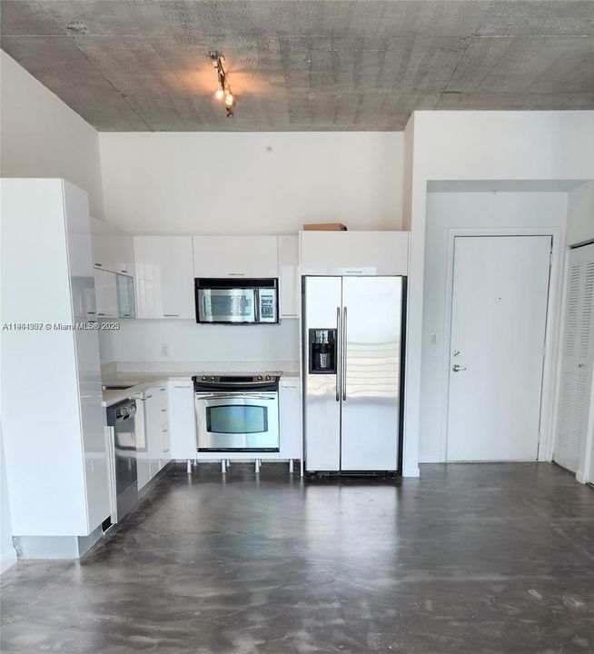 Recently Rented: $2,200 (1 beds, 1 baths, 651 Square Feet)