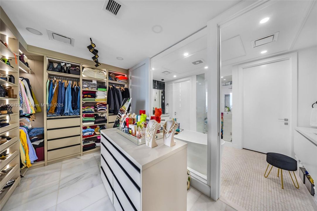 For Rent: $20,000 (3 beds, 3 baths, 2141 Square Feet)