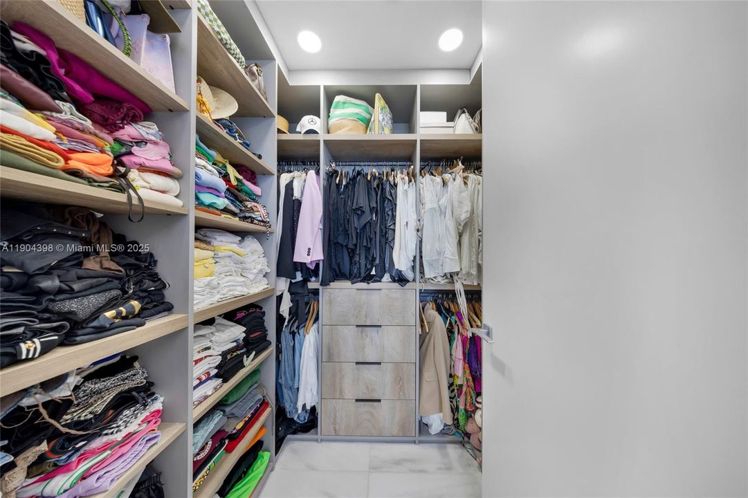 For Rent: $20,000 (3 beds, 3 baths, 2141 Square Feet)