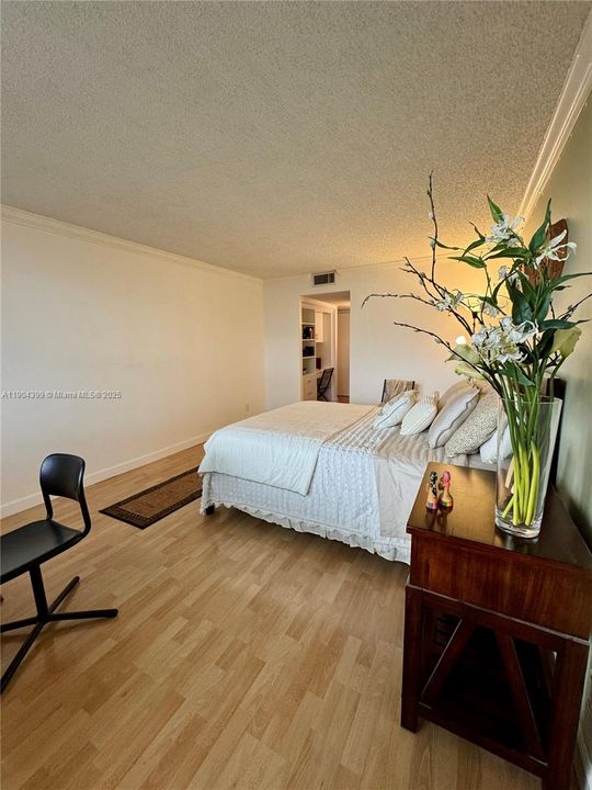 For Rent: $2,100 (1 beds, 1 baths, 918 Square Feet)