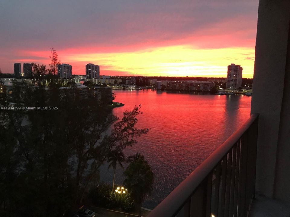 For Rent: $2,100 (1 beds, 1 baths, 918 Square Feet)