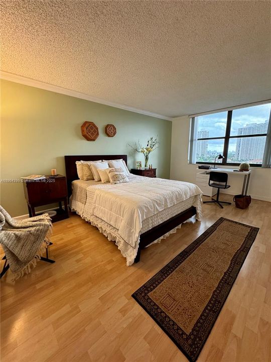 For Rent: $2,100 (1 beds, 1 baths, 918 Square Feet)