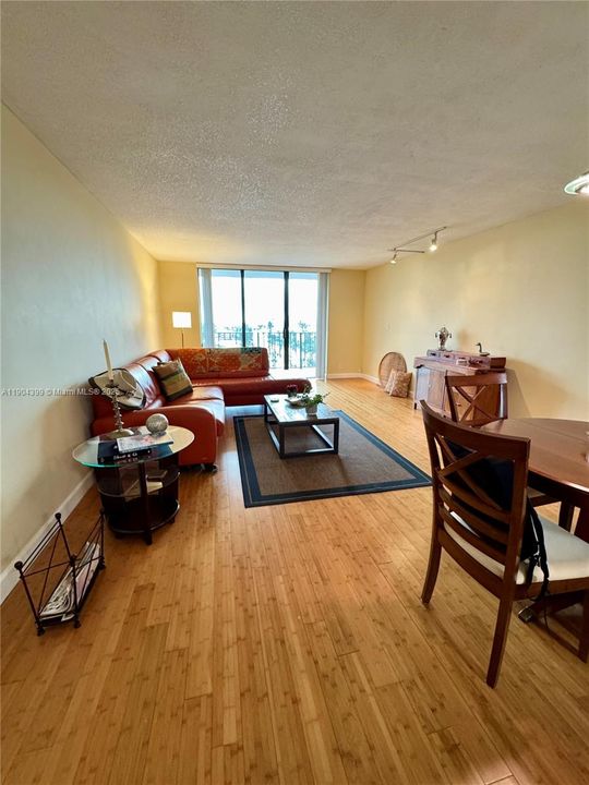 For Rent: $2,100 (1 beds, 1 baths, 918 Square Feet)