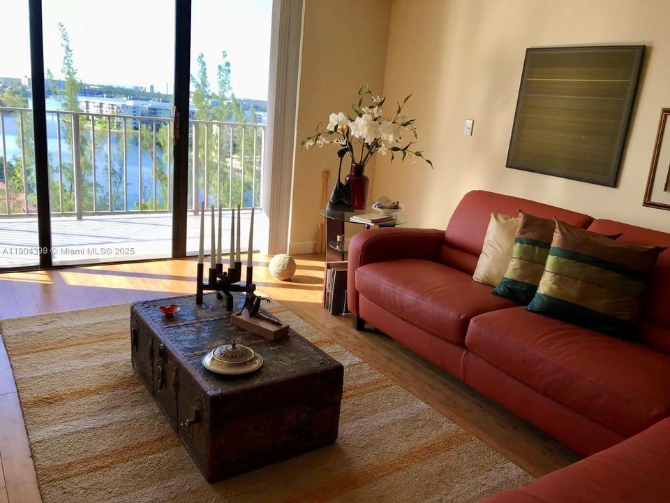 For Rent: $2,100 (1 beds, 1 baths, 918 Square Feet)