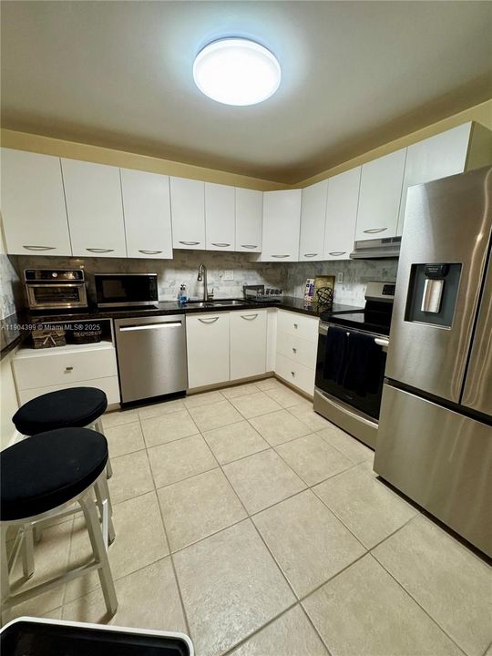 For Rent: $2,100 (1 beds, 1 baths, 918 Square Feet)