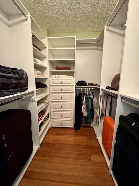 For Rent: $2,100 (1 beds, 1 baths, 918 Square Feet)