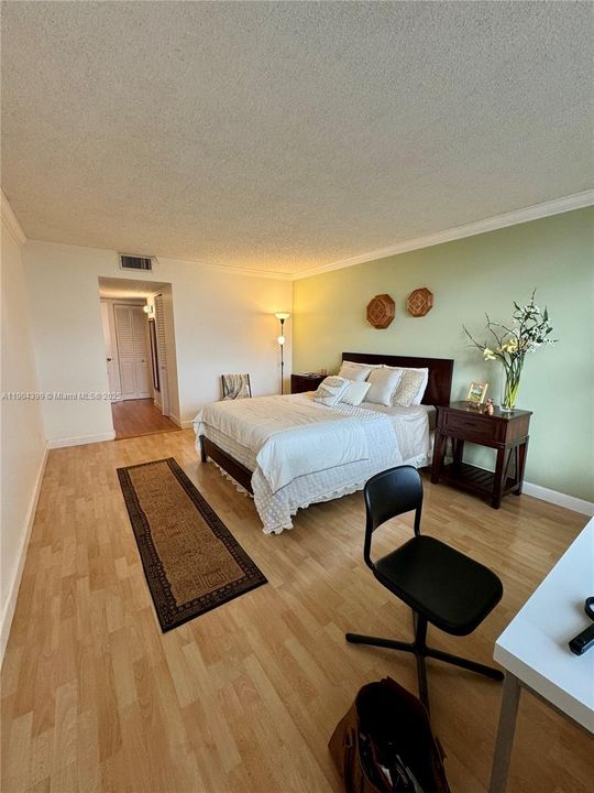 For Rent: $2,100 (1 beds, 1 baths, 918 Square Feet)