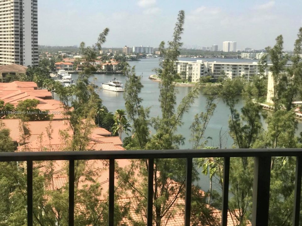 For Rent: $2,100 (1 beds, 1 baths, 918 Square Feet)