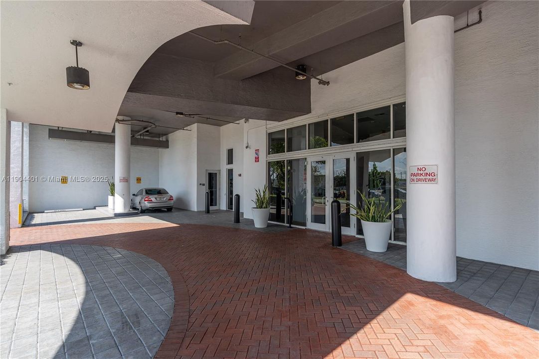 Active With Contract: $315,000 (3 beds, 2 baths, 1188 Square Feet)