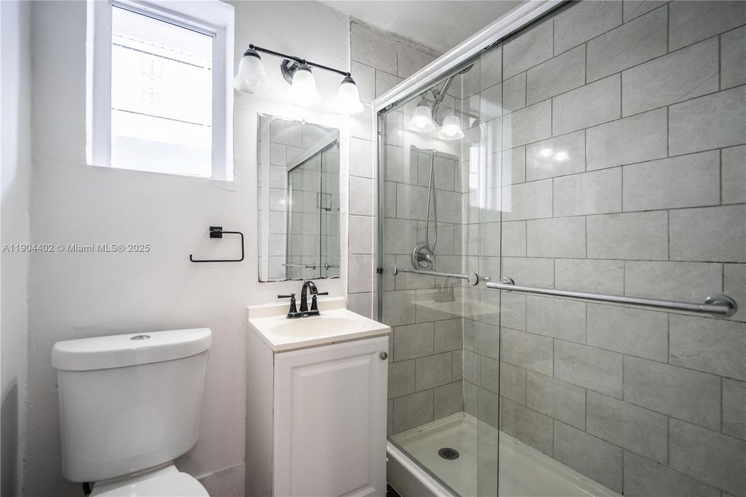 Recently Rented: $1,800 (1 beds, 1 baths, 990 Square Feet)