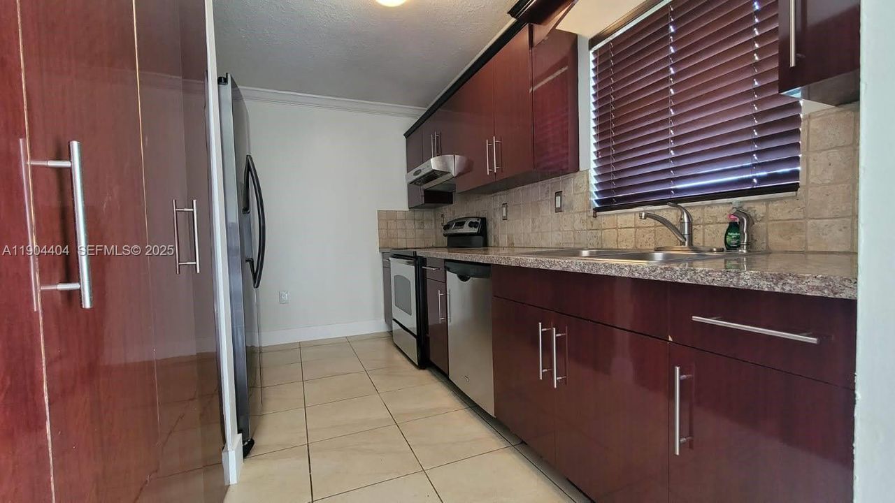 For Sale: $550,000 (3 beds, 2 baths, 1205 Square Feet)