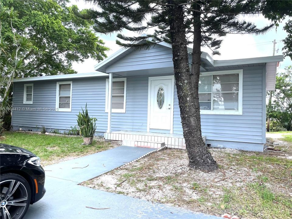 Recently Rented: $2,700 (3 beds, 2 baths, 1056 Square Feet)