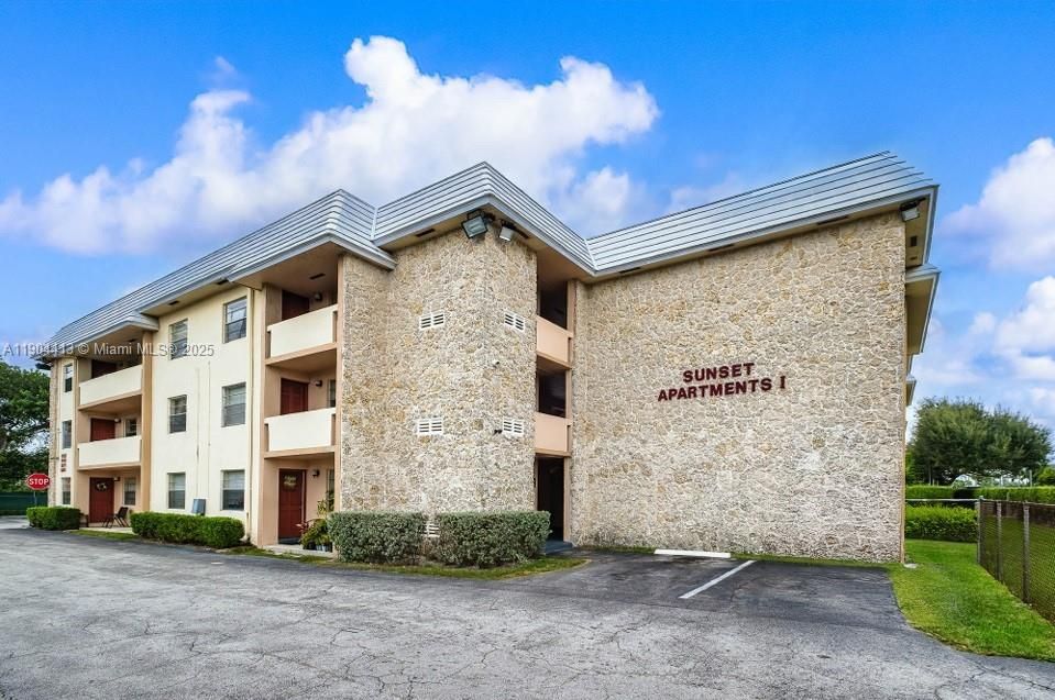 For Rent: $2,100 (2 beds, 1 baths, 761 Square Feet)