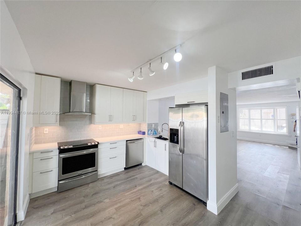 For Sale: $457,000 (2 beds, 2 baths, 1152 Square Feet)