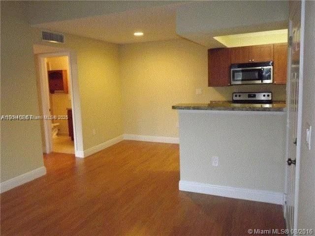Active With Contract: $1,800 (1 beds, 1 baths, 586 Square Feet)