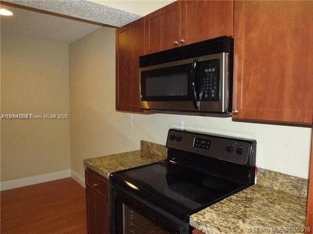 Active With Contract: $1,800 (1 beds, 1 baths, 586 Square Feet)