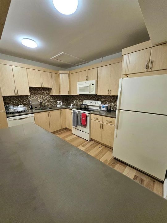 For Sale: $135,000 (1 beds, 1 baths, 810 Square Feet)