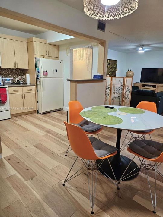 For Sale: $135,000 (1 beds, 1 baths, 810 Square Feet)