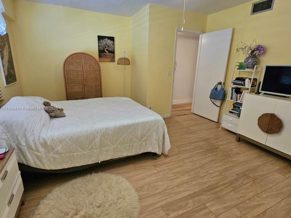 For Sale: $135,000 (1 beds, 1 baths, 810 Square Feet)