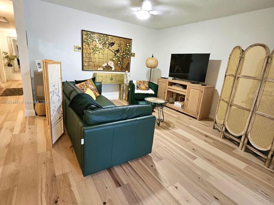 For Sale: $135,000 (1 beds, 1 baths, 810 Square Feet)