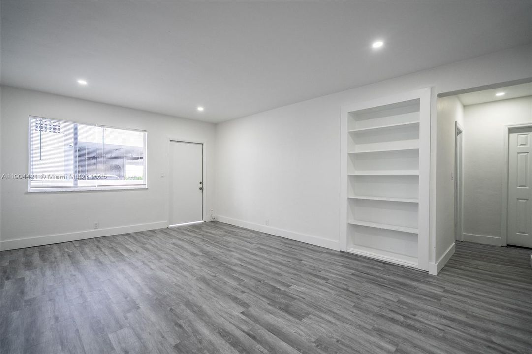 Recently Rented: $1,800 (1 beds, 1 baths, 990 Square Feet)