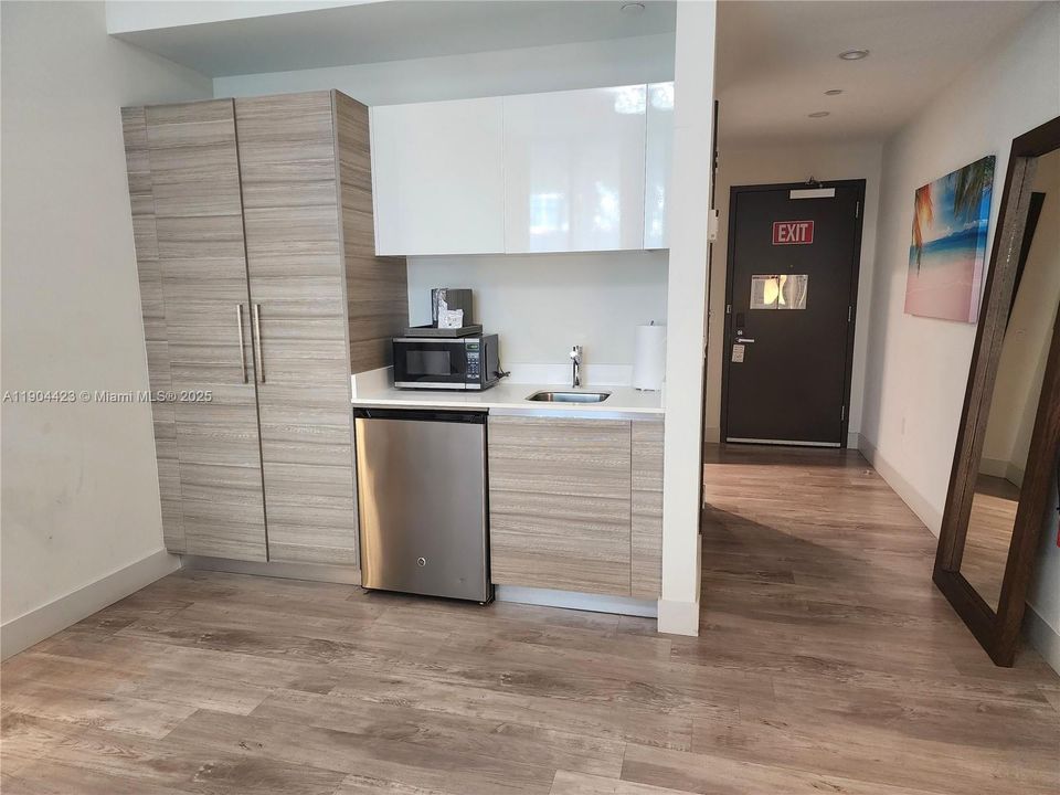 For Rent: $2,800 (1 beds, 1 baths, 366 Square Feet)